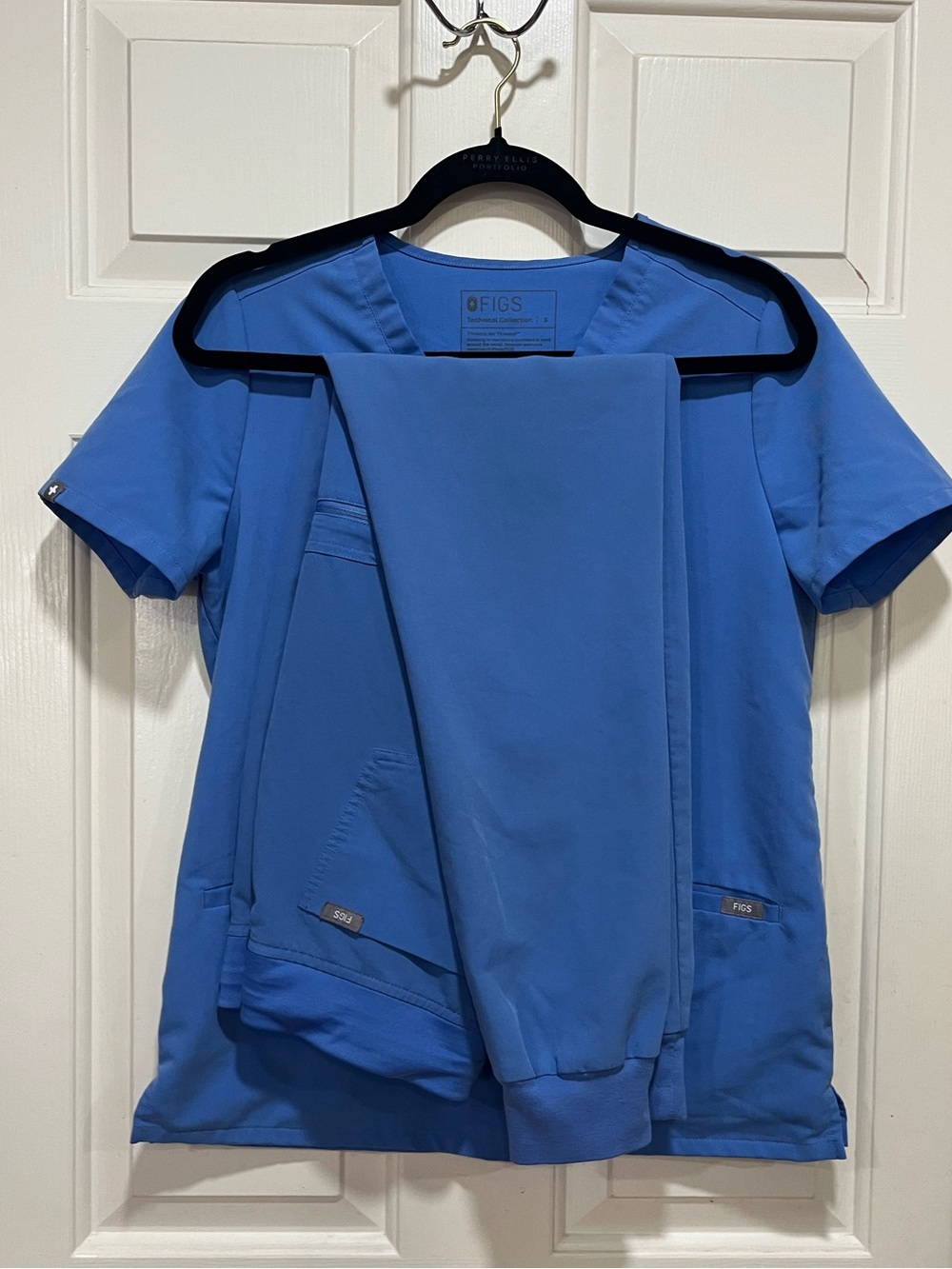 FIGS Ceil Blue Casma Scrub Top & Zamora Joggers in size SMALL